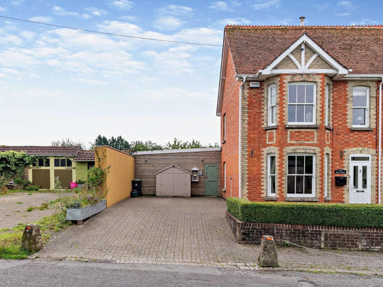 3 Bed in Gillingham 53854 — hotel in Gillingham