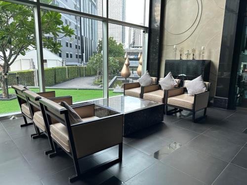 Condo 3 min walk to BTS Sky pool Gym Wifi Self check in at pickup point