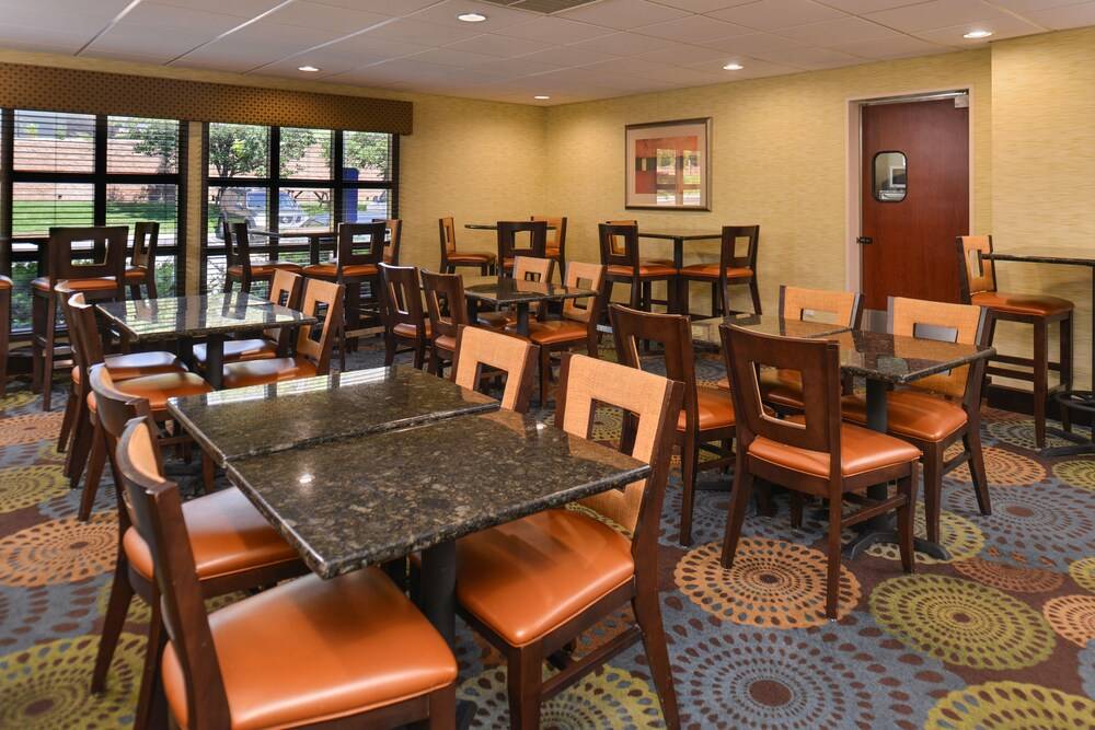 Holiday Inn Express & Suites Central Omaha by IHG - photo 23