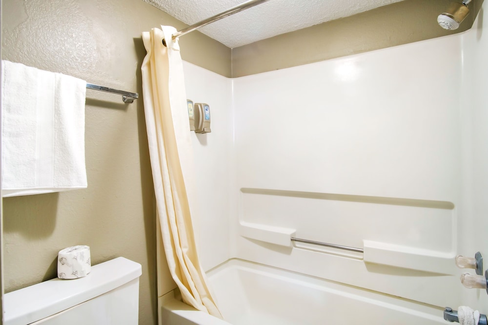 OYO Hotel Hutchinson West 4th Ave - photo 45