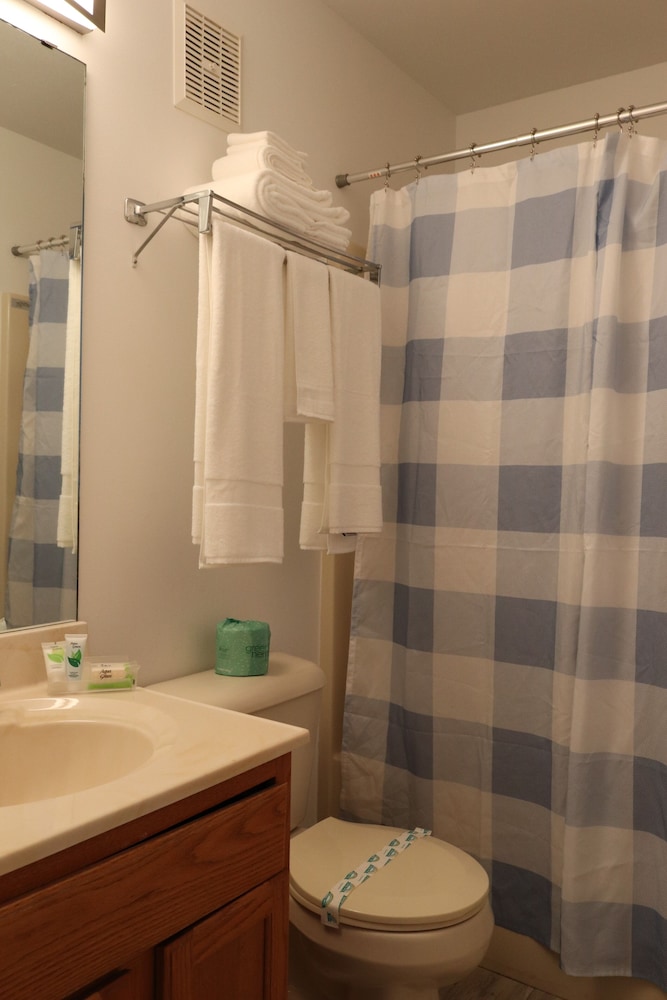 Mainsail Motel & Cottages - photo 15