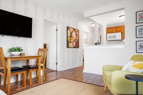 The Flats on Florida St Super Comfy 2 Bedroom Apartments — 4-Star Luxury Hotel in Mobile, United States