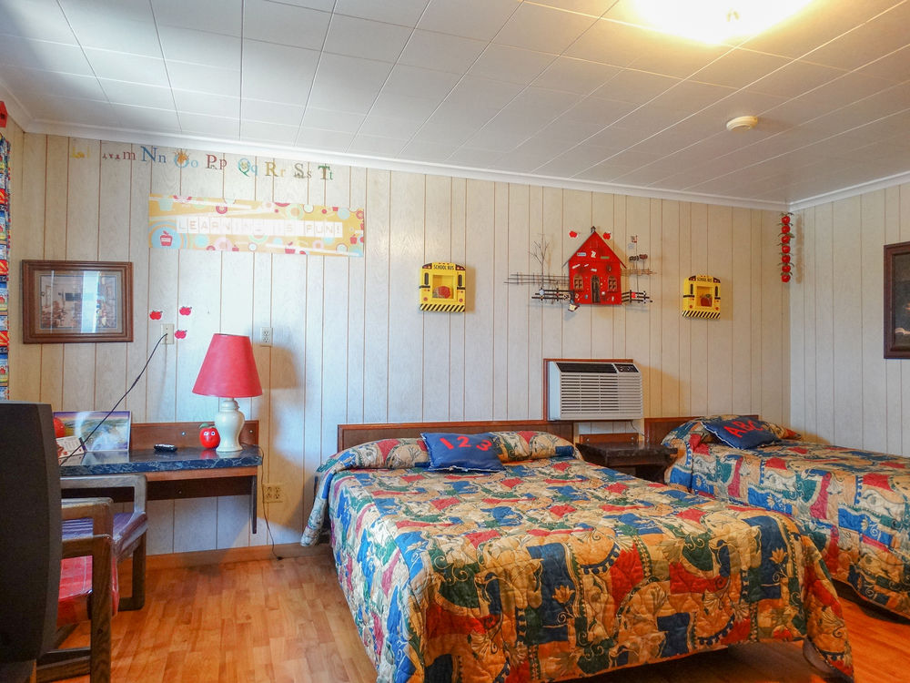 Blue and White Motel - photo 13