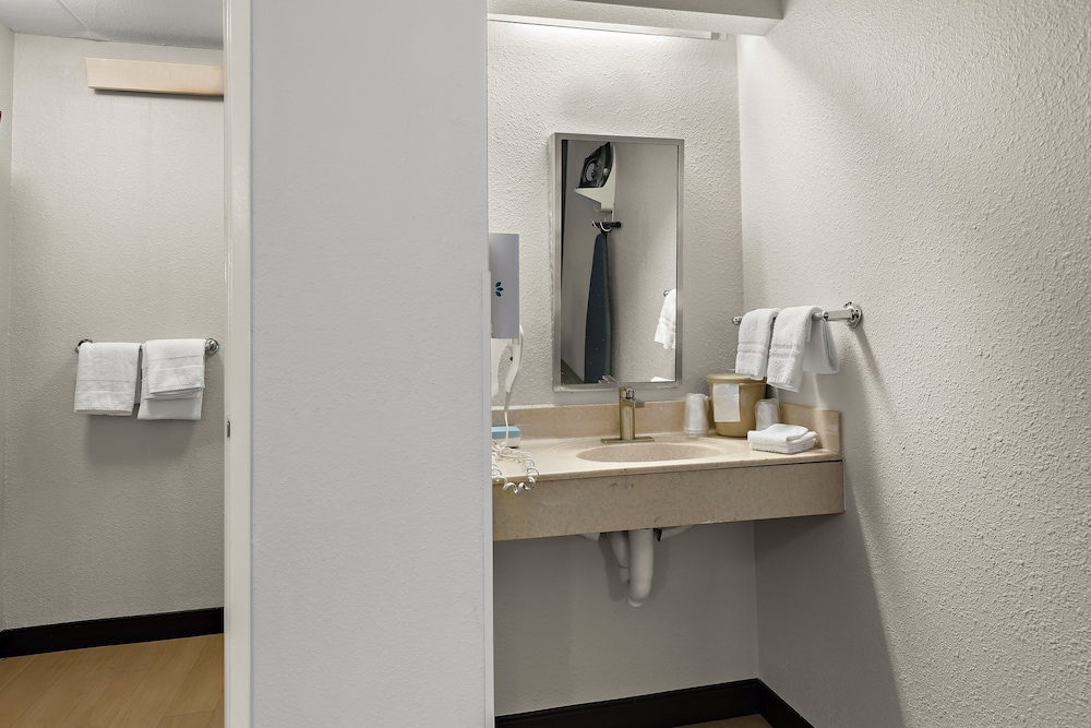 Red Roof Inn Cleveland Westlake - photo 21