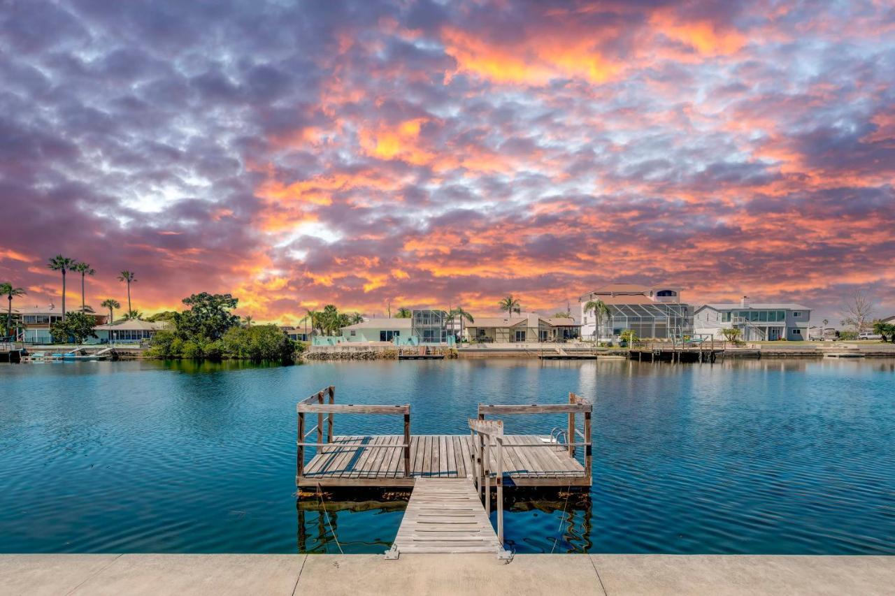 Waterfront Florida Escape with Pool And Private Dock — hotel in Spring Hill