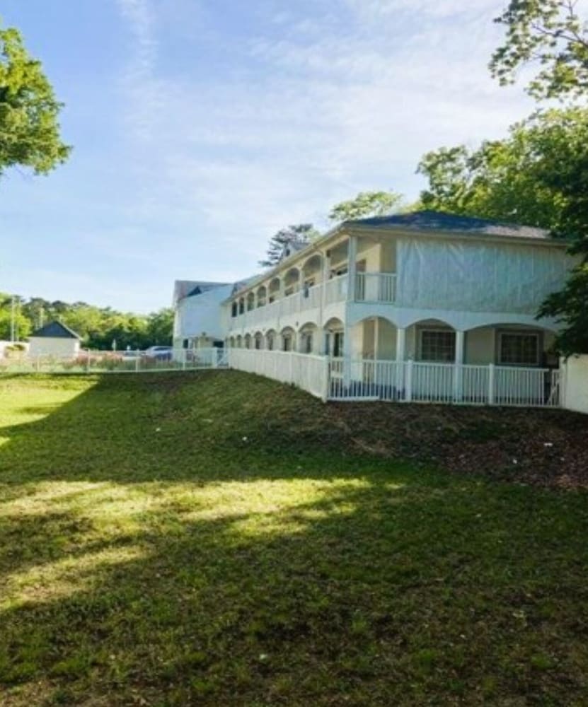 Studio Inn & Suites - photo 29