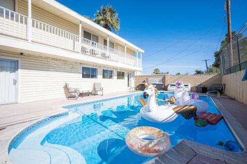 Large House 15 Beds Heated Pool Hot Tub BBQ Close to Strip