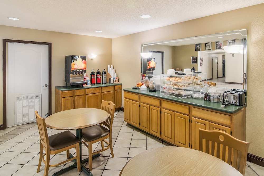 Red Roof Inn & Suites Pensacola East Milton - photo 32