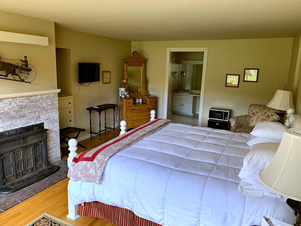 Lovett s Inn and Restaurant - photo 4