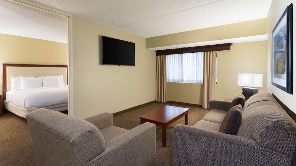 DoubleTree Suites by Hilton Hotel Cincinnati Blue Ash - photo 14