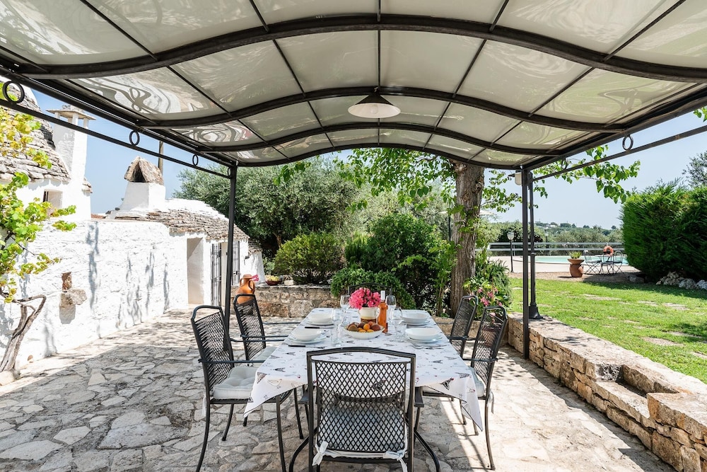 Trulli Nora con piscina in Putignano, Italy