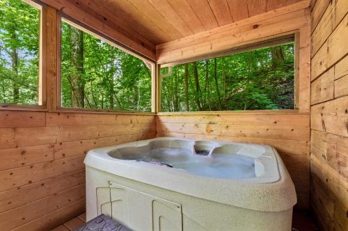 Peaceful End Cabin Hot Tub Fireplace — 4-Star Luxury Hotel in Sevierville, United States