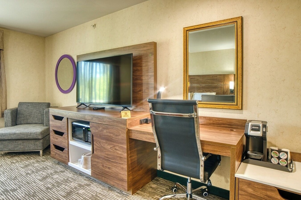 Evergreen Inn and Suites - photo 16
