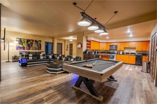 2100 Sqft Penthouse Suite W Strip Views Pool Gym