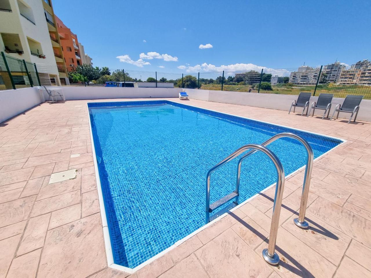 Dock Holiday Pool Apartment