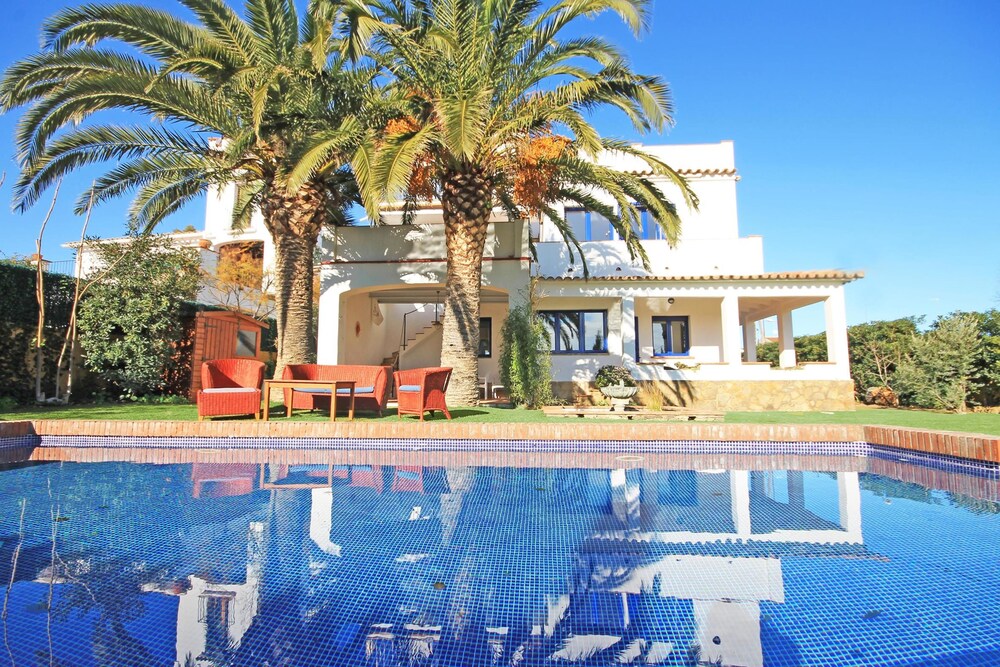 Villa Sol — 4-Star Luxury Hotel in L'escala, Spain