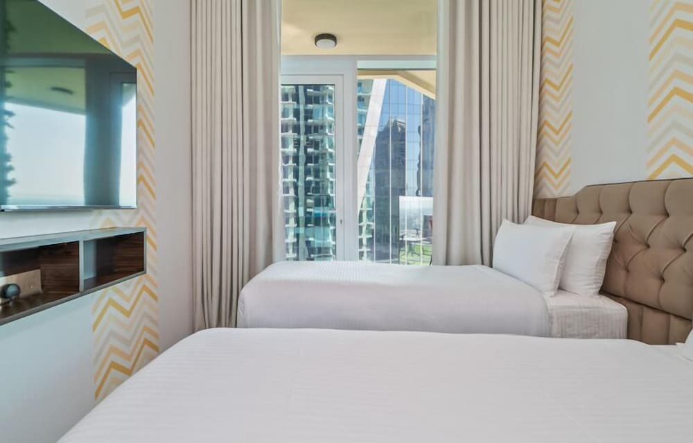 2BR Luxury Retreat Stunning Canal and Sea View — 4-Star Luxury Hotel in Dubai, United Arab Emirates