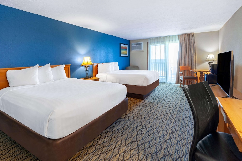 Baymont by Wyndham St. Ignace Lakefront - photo 16