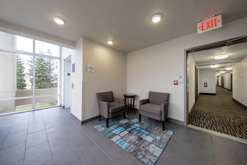 HomeTown Inn by Red Roof East Syracuse - photo 5