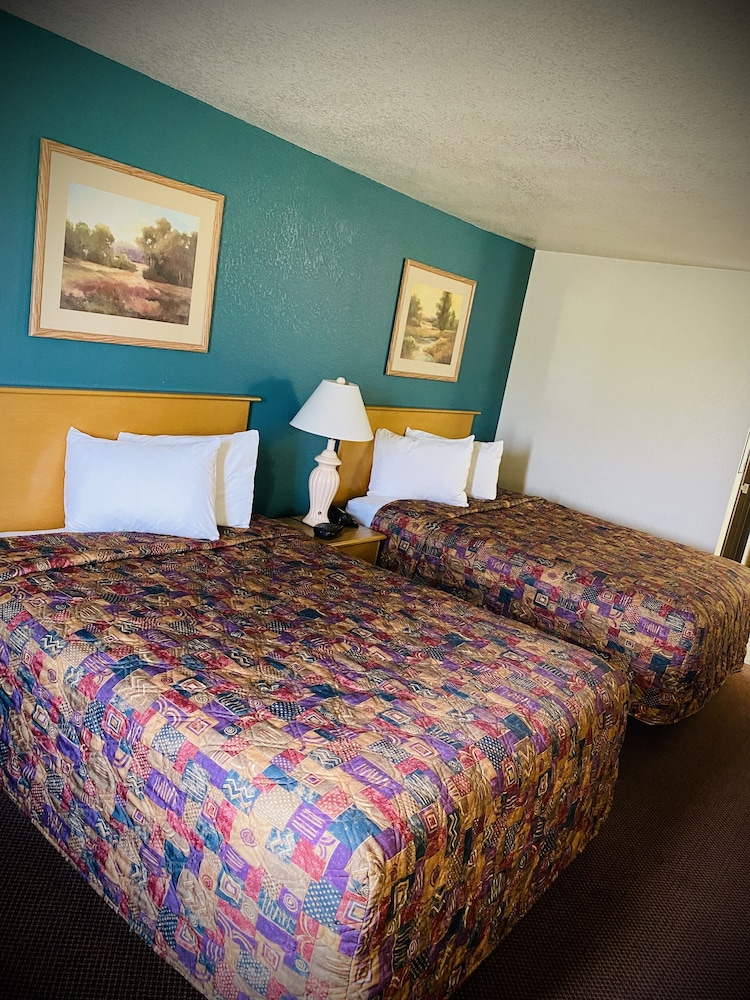 Herington Inn & Suites - photo 4