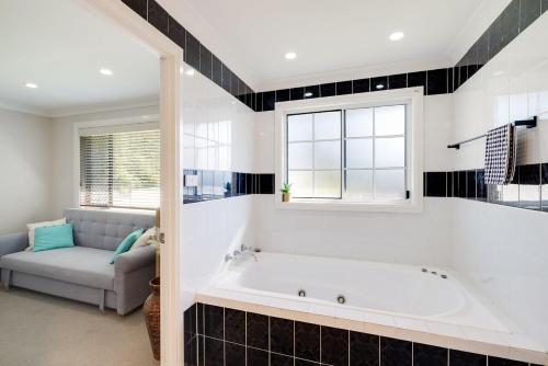 Spacious House with Pool 5 min walk to Lake — Wyong — photo 4