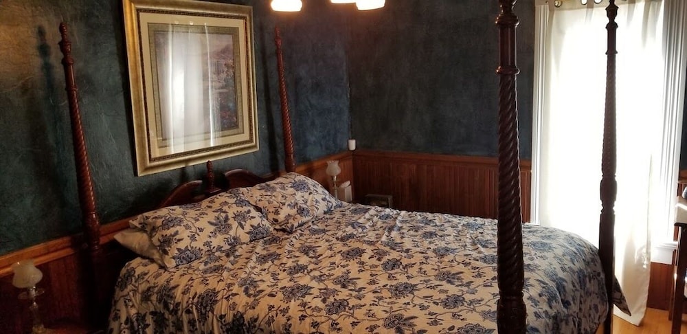 Historic Victorian Inn - photo 8