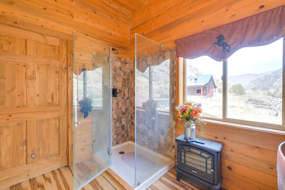 Salmon Vacation Rental w On site River Access - photo 4