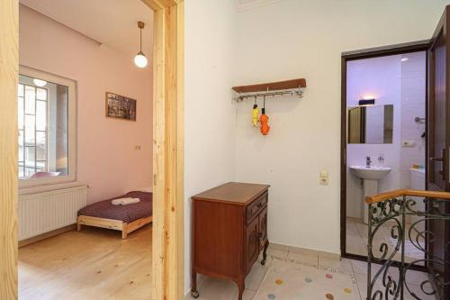 Vintage 2BR Apartment Managed By Wehost