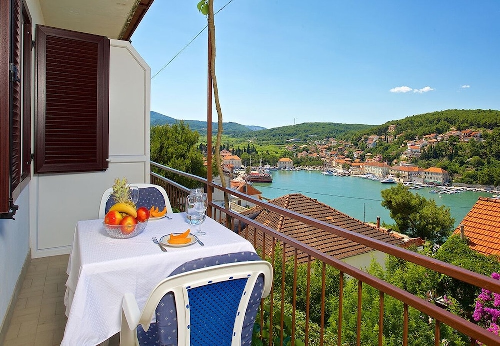 Vibo Parking and Barbecue A3 Vinka 3 in Jelsa, Croatia