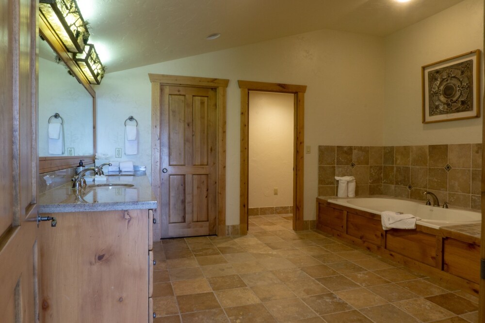 Grand Summit Hotel 702 Penthouse Ski In Ski Out Corner Unit - photo 15