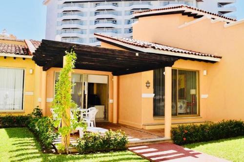 Villa Para 8P 6A 2M Dentro Del Hotel A Un Costado Del Krystal Ixtapa Cuenta Con Playa Y Wifi in Ixtapa, Mexico