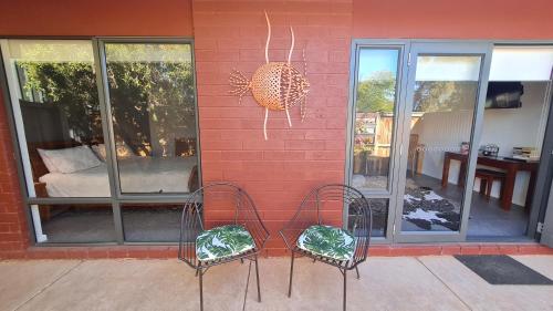 Red Ochre Large Apartment with Private Courtyard — Port Pirie — photo 5