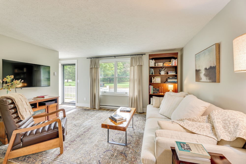 Greenbrier River Retreat with Deck Steps to Trail — hotel in Marlinton