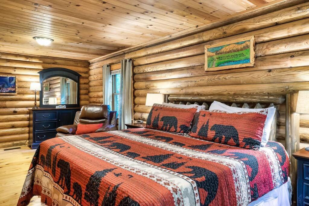 Bear Nakid in Pigeon Forge, United States