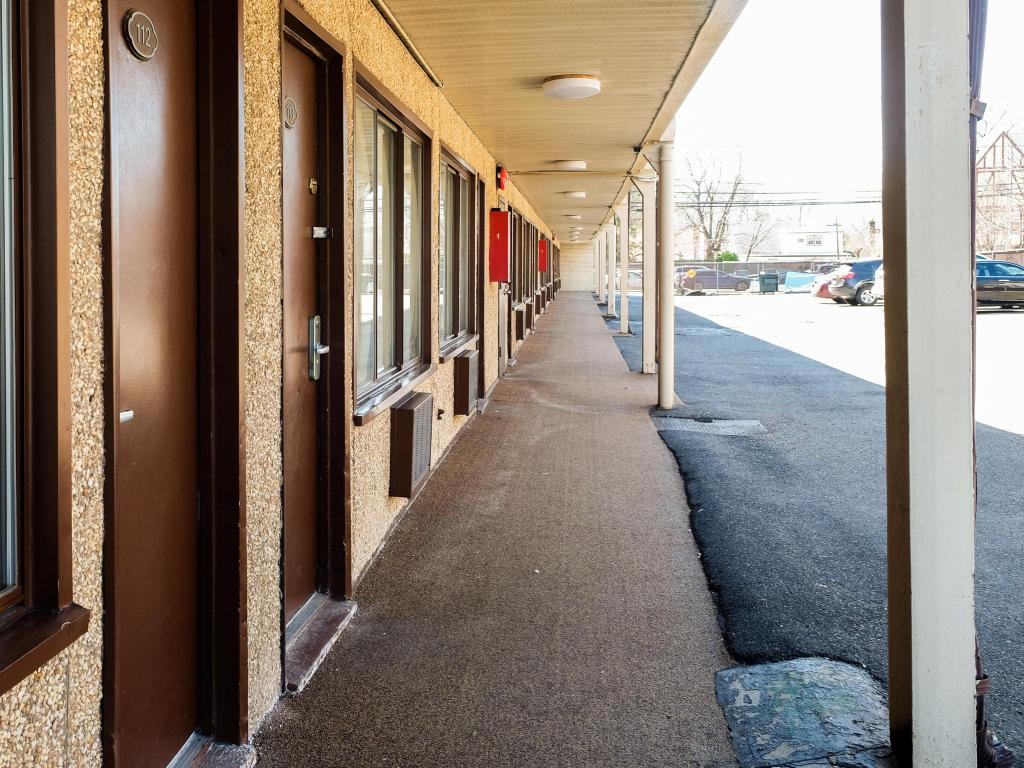 Capri Lynbrook Motor Inn - photo 6