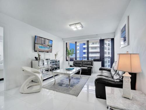 Beachfront Condo w Beach Service 1207 — 4-Star Luxury Hotel in Miami Beach, United States