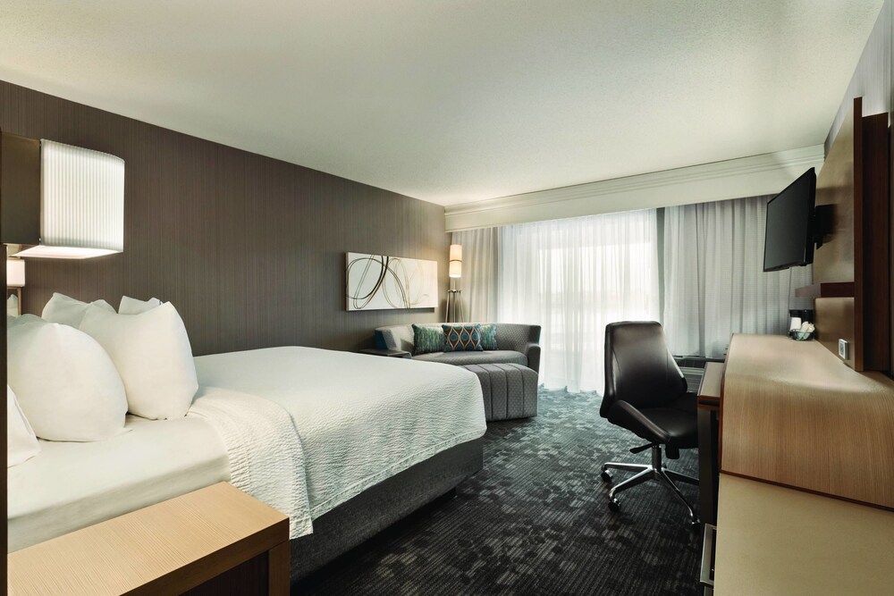 Courtyard by Marriott Topeka - photo 7