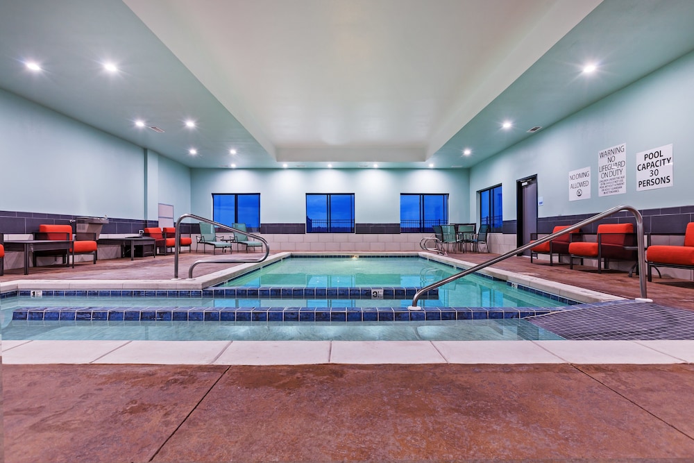 Holiday Inn Express & Suites Perryton by IHG - photo 12