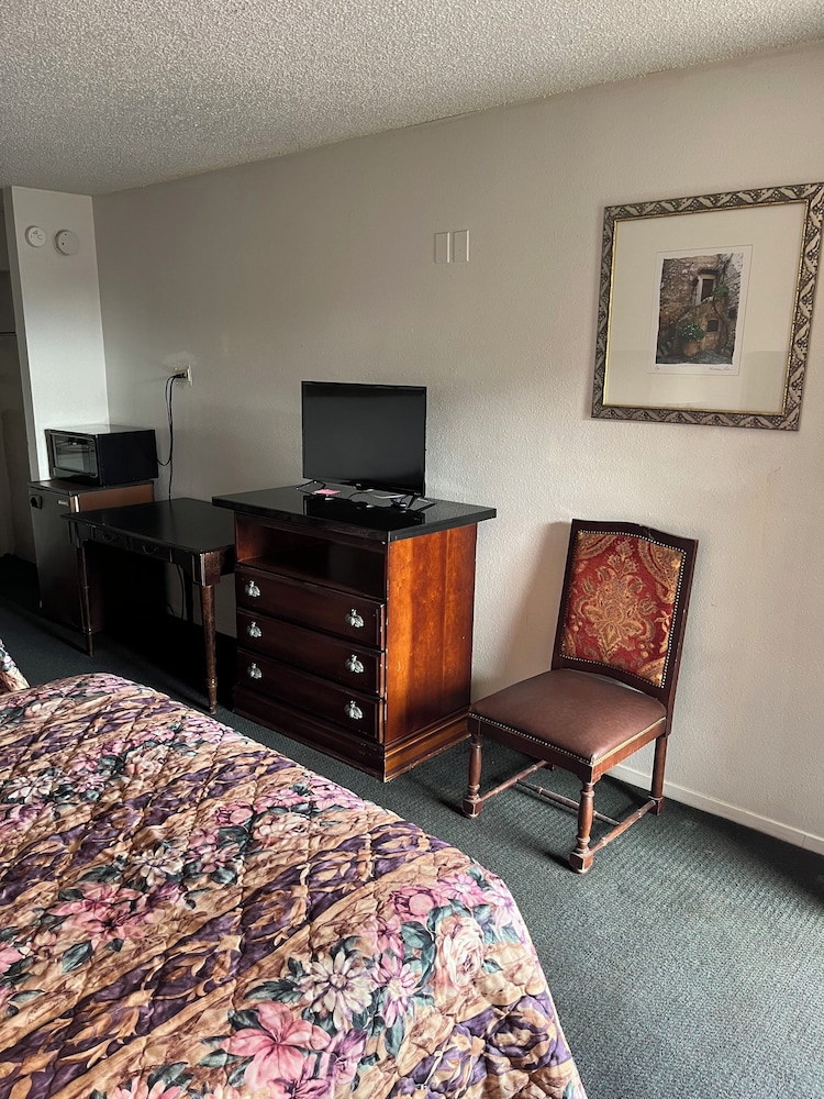 Glen Rose Inn and Suites - photo 17