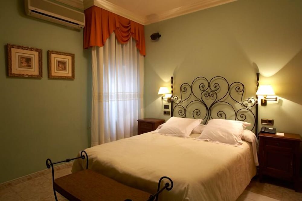 Hotel Juanito — La Roda