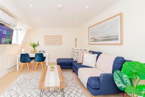 Battersea 2 Bedroom Top Floor Apartment with Cozy Balcony — 4-Star Luxury Hotel in London, United Kingdom