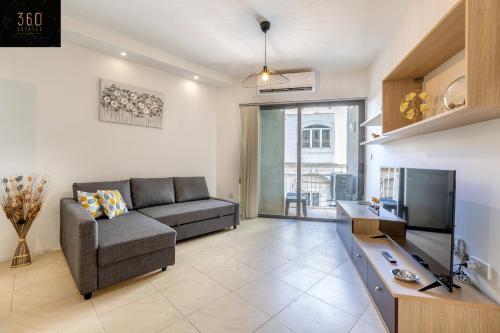 Wonderful designer 2BR home with large Sofa & TV by 360 Estates — 4-Star Luxury Hotel in San Giljan, Malta