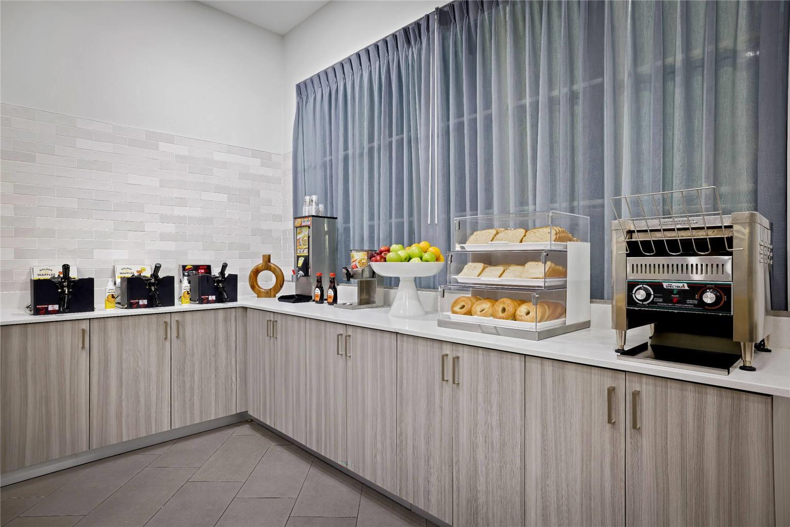 La Quinta Inn & Suites by Wyndham Miami Airport West - photo 10