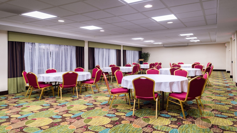 Holiday Inn Hotel & Suites Warren by IHG - photo 41
