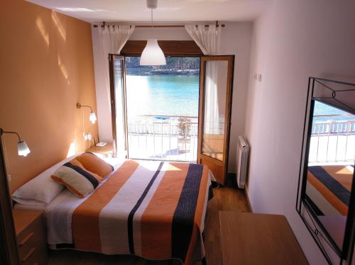Apartamentos la Pasarela — 4-Star Luxury Hotel in Vilanova De Arousa, Spain