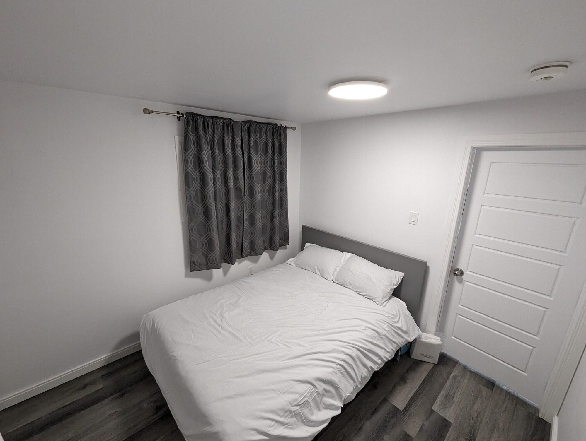 Modern 2BR Duplex 3.0 GBPS internet with Parking — 4-Star Luxury Hotel in Kitchener, Canada