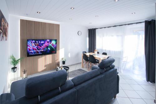 ALFA Stuttgart 3Zi Maisonette 6 Personen Zuffenhausen nahe Porsche & Bosch l WIFI & SmartTV I 3BR 4 Beds I Kitchen I Bathroom & WC — 4-Star Luxury Hotel in Stuttgart, Germany