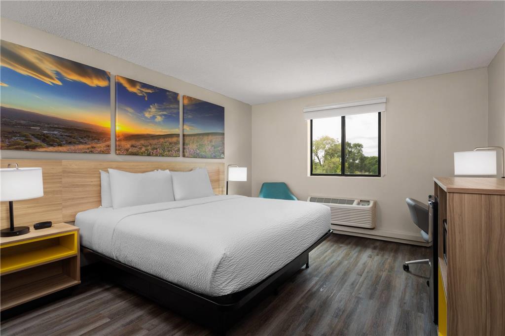 Days Inn and Suites by Wyndham Hammond IN - photo 12
