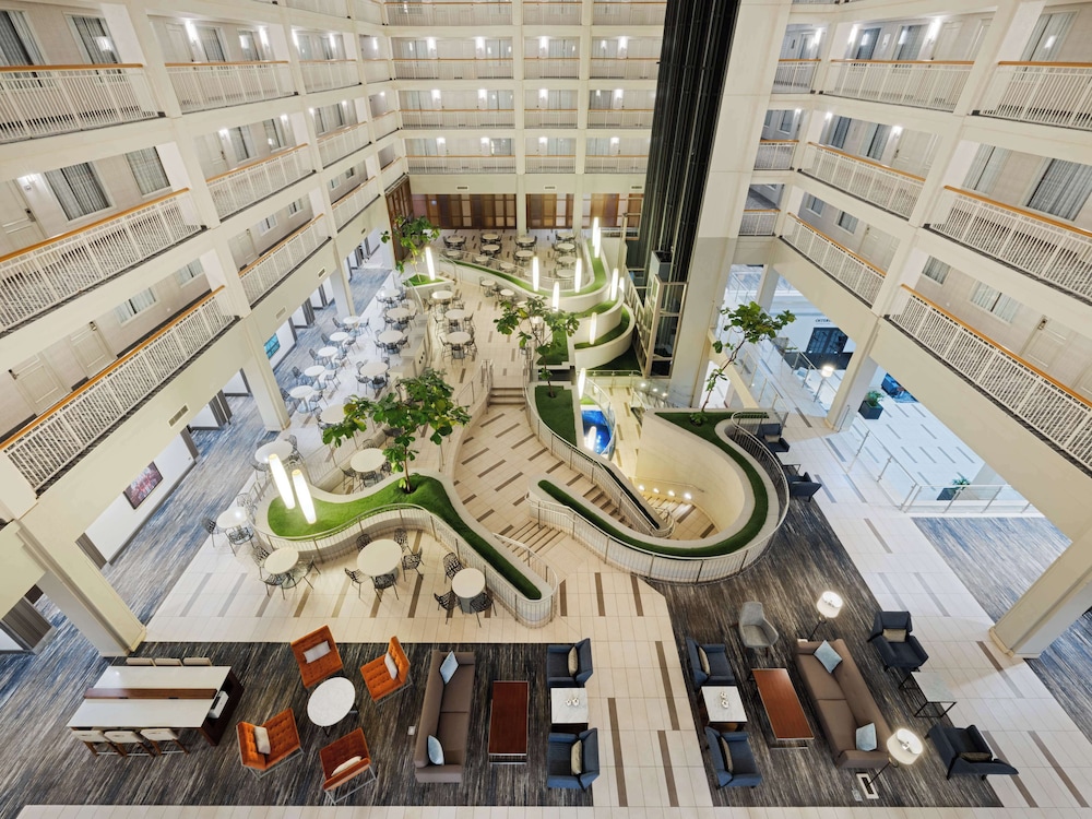 Embassy Suites by Hilton Chicago Downtown River North - photo 4