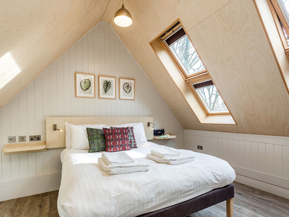 Lodge 9 — 4-Star Luxury Hotel in Wareham, United Kingdom